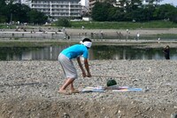 見事スイカにヒットしたものの、一度では割ることはできなかった。