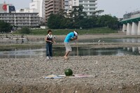 目隠しをして5回転するふかわ。