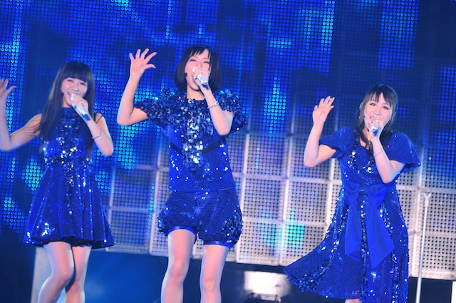 会場は100個以上のミラーボールとカラフルなレーザーで彩られ、イベントタイトルどおりの巨大なディスコ空間と化した。