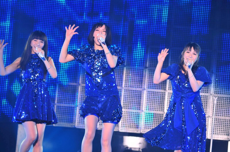 会場は100個以上のミラーボールとカラフルなレーザーで彩られ、イベントタイトルどおりの巨大なディスコ空間と化した。