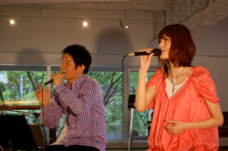 ナタリーPower Pushのコーナーでは高野健一のインタビューを公開中（写真はライブ中の様子）。