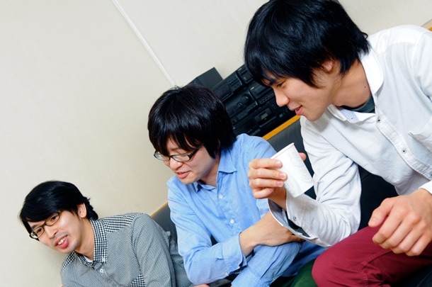 インタビューの中では、一度聞いただけではなかなか覚えづらいバンド名の由来についても語っている。