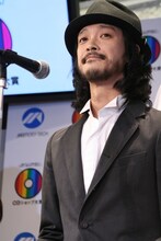 準大賞に輝いた大橋トリオ。明日5月13日にはメジャーデビューミニアルバム「A BIRD」をリリースする。