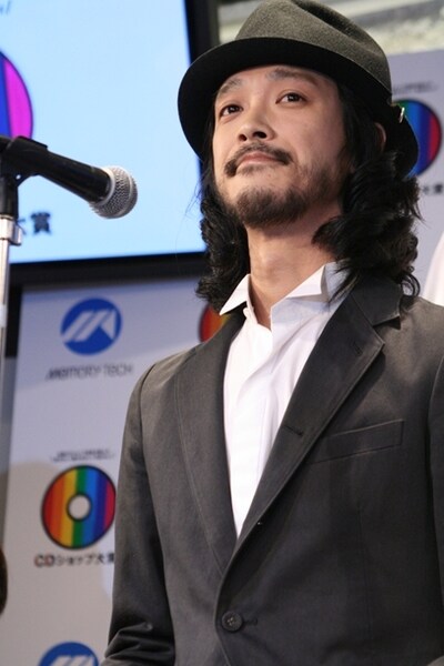 準大賞に輝いた大橋トリオ。明日5月13日にはメジャーデビューミニアルバム「A BIRD」をリリースする。