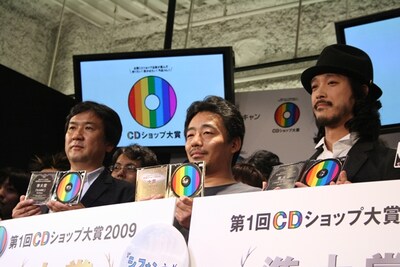 式に出席できなかったPerfumeと相対性理論に代わり、レーベルの担当者が表彰を受けた。