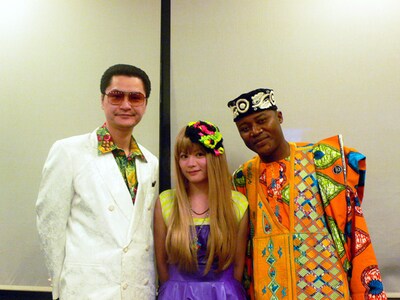 Aira Mitsuki（写真中央）は5月10日に大阪・なんばHatchにて「MIDO-SUJI ART GRANDPRIX 2009 AfterParty」に出演。鼠先輩（左）、ソマホン（右）といったアクの強いア-ティストと競演した。