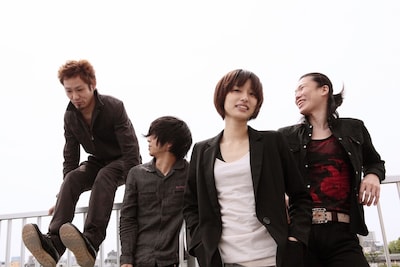 ライブ定番曲がたっぷり詰まった初のベストアルバム。過去の作品にはすでに入手困難なものもあるだけに、ファンには嬉しい1枚といえる。