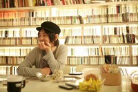 架空リミックスについて熟考中の小山田。なお本日発売された「CM3」には、SKETCH SHOW、BLOC PARTY、電気グルーヴ×スチャダラパー、JAMES BROWN、MONDO GROSSO、STING、坂本龍一、Crystal Kayなどのリミックスが収録されている。