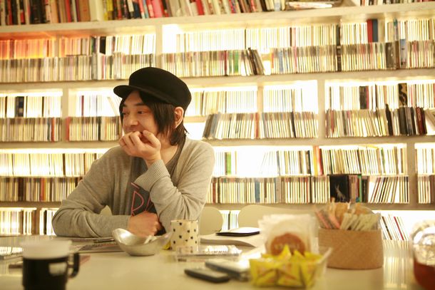 架空リミックスについて熟考中の小山田。なお本日発売された「CM3」には、SKETCH SHOW、BLOC PARTY、電気グルーヴ×スチャダラパー、JAMES BROWN、MONDO GROSSO、STING、坂本龍一、Crystal Kayなどのリミックスが収録されている。