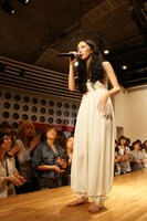 東京モード学園の校舎は、新宿西口「コクーンタワー」。この場所でライブが行われるのはこれが初となる。