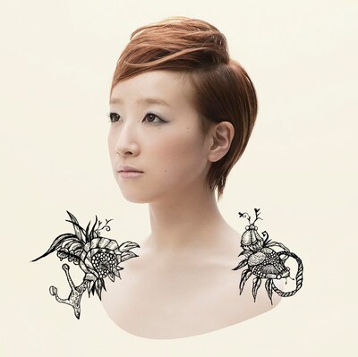 髪型が横分けなのが2ndアルバム「ノウニウノウン」の通常盤ジャケット。なおオフィシャルサイトでは現在アルバムの全曲試聴が行われている。