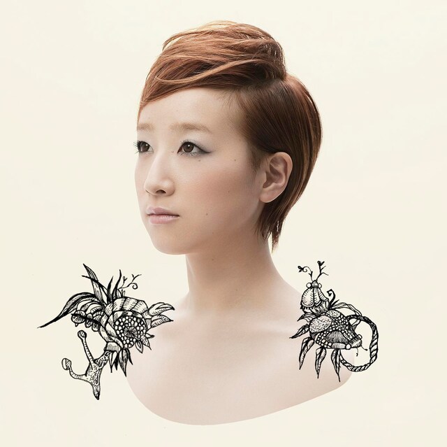 髪型が横分けなのが2ndアルバム「ノウニウノウン」の通常盤ジャケット。なおオフィシャルサイトでは現在アルバムの全曲試聴が行われている。