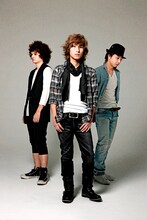 写真はtick。左からDonny（Key）、no-boo（Vo）、Paul（B）。