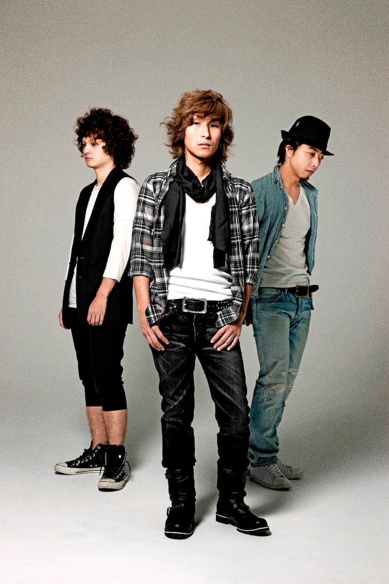 写真はtick。左からDonny（Key）、no-boo（Vo）、Paul（B）。