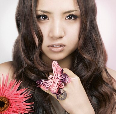 1stシングル「伝えたいこと/I Wanna see you」（写真は通常盤）リリースの直前に、待望の地上波登場が決定。