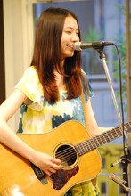 CMそのままのパワフルで温かい歌声を「なっちゃん」たちの前で披露した星羅。