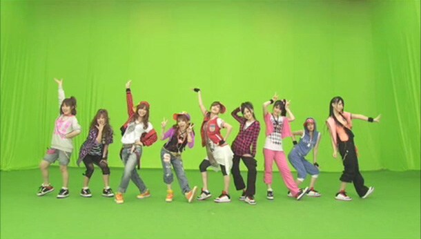 写真は配布されている映像素材の1コマ。加工しやすいよう、グリーンバックの前で撮影されている。