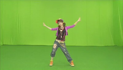 謎のポーズをキメる田中れいな。使いどころにセンスが問われる、おいしい素材だ。