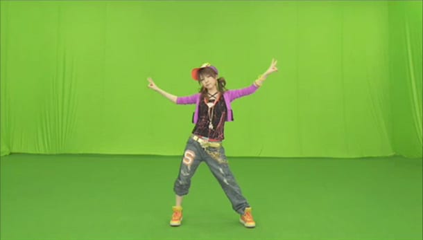 謎のポーズをキメる田中れいな。使いどころにセンスが問われる、おいしい素材だ。