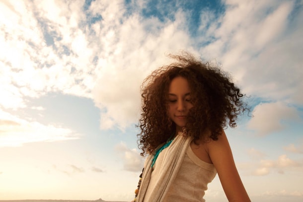 沖縄で生まれ育った天然系歌姫、多和田えみ。イベント直前の6月24日にはメジャー1stシングル「時の空」をリリースする。