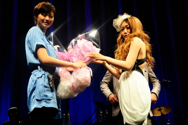 今回のライブの収益はすべて、ピンクリボンプロジェクトの一環として乳がん検診推進のために使われる。