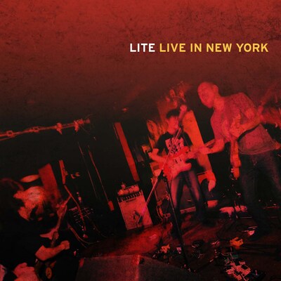明日5月16日から行われるライブ会場では、「LIVE IN NEW YORK」のジャケットサイズステッカーを無料配布する。