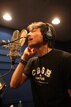 吉田栄作は1989年9月、シングル「どうにかなるさ～Chasing My Dream」で歌手デビュー。「心の旅」「もしも君じゃなきゃ」「今を抱きしめて」などのヒット曲を発表してきたが、1995年に武者修行のため渡米し俳優・音楽活動を休止。帰国後に俳優活動を再開し、数々の映画やドラマに出演してきた。