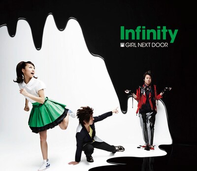 シングル「Infinity」CD+DVD盤（写真）には「Infinity」のビデオクリップを収めたDVDが付属。