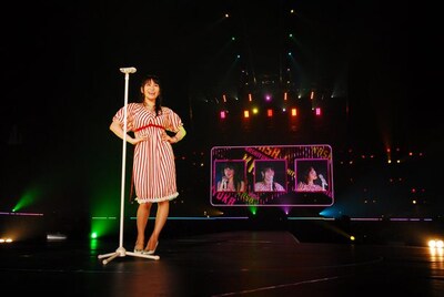 センターステージで「ジェニーはご機嫌ななめ」を歌うあ～ちゃん。