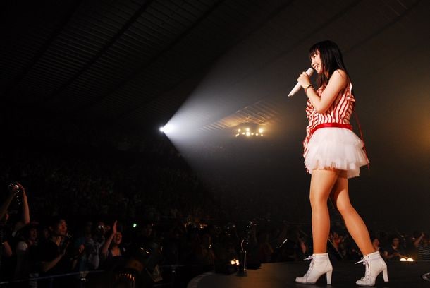 ステージ上にも大量にミラーボールが配置された今回のステージ。この飾りにかしゆかがつまづいてしまうというハプニングもあった。