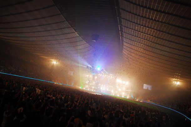 「Dream Fighter」がスタートした直後、大量の銀テープがアリーナの上を舞う。