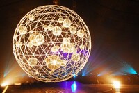 WOWOWではインターネットからの加入申し込みで割引が適用される「e割」を実施中。翌月までの視聴料金が1200円とオトクだ（写真はワンマンライブ「ディスコ！ディスコ！ディスコ！」の様子）。