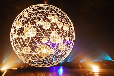 WOWOWではインターネットからの加入申し込みで割引が適用される「e割」を実施中。翌月までの視聴料金が1200円とオトクだ（写真はワンマンライブ「ディスコ！ディスコ！ディスコ！」の様子）。