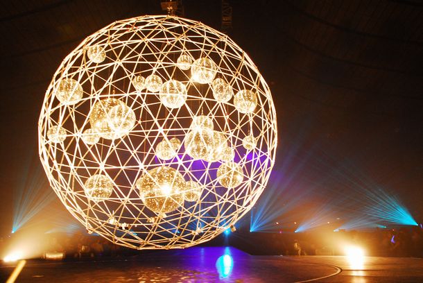 WOWOWではインターネットからの加入申し込みで割引が適用される「e割」を実施中。翌月までの視聴料金が1200円とオトクだ（写真はワンマンライブ「ディスコ！ディスコ！ディスコ！」の様子）。