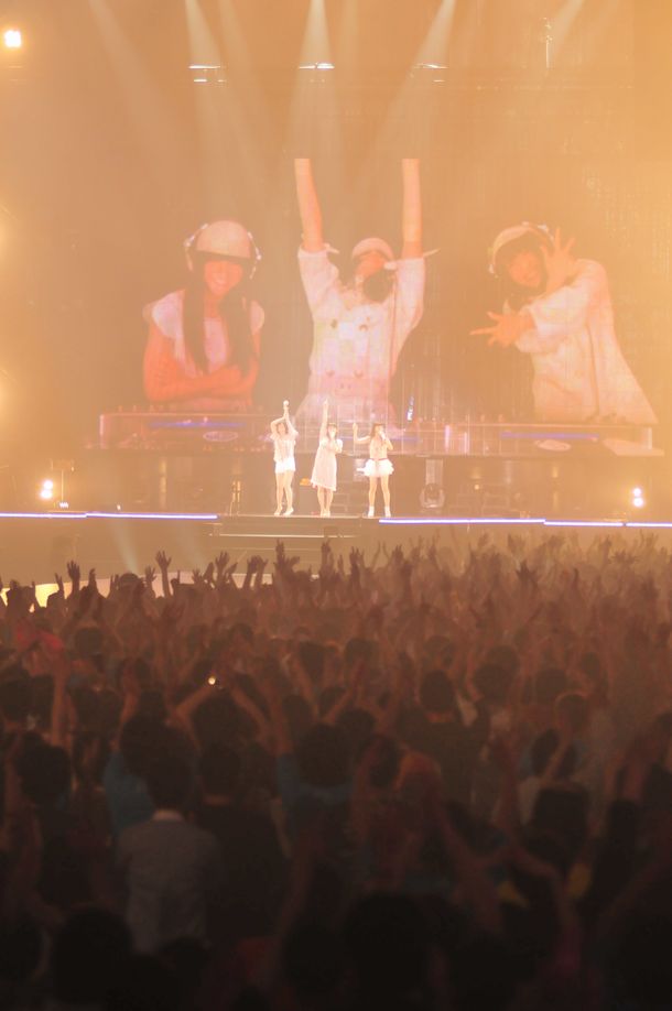 「代々木ディスコMIX」終了直後のステージ。スクリーンにはDJミックスを終えてポーズをキメる3人の映像が。
