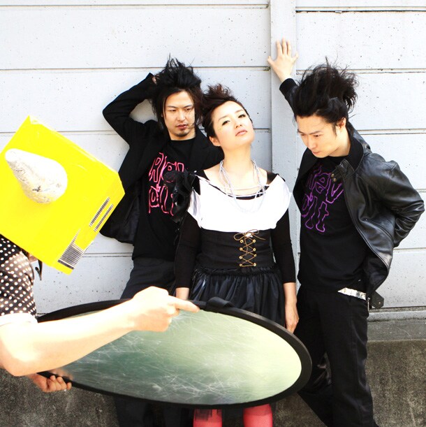 新ボーカリスト本田みちよ（写真中央）が加わったゲッカンプロボーラー。7月には渋谷eggman、原宿アストロホールにてライブが予定されている。