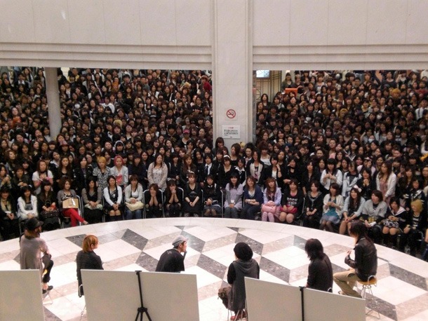 写真はアルバム発売記念イベント2日目、池袋の様子。数多くのファンが一斉にステージ上に視線を向けている姿は圧巻だ。
