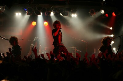 こちらは300人だけが招待されたプレミアムライブの模様。