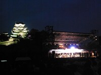 ライトアップされた姫路城が幻想的なライブ会場。