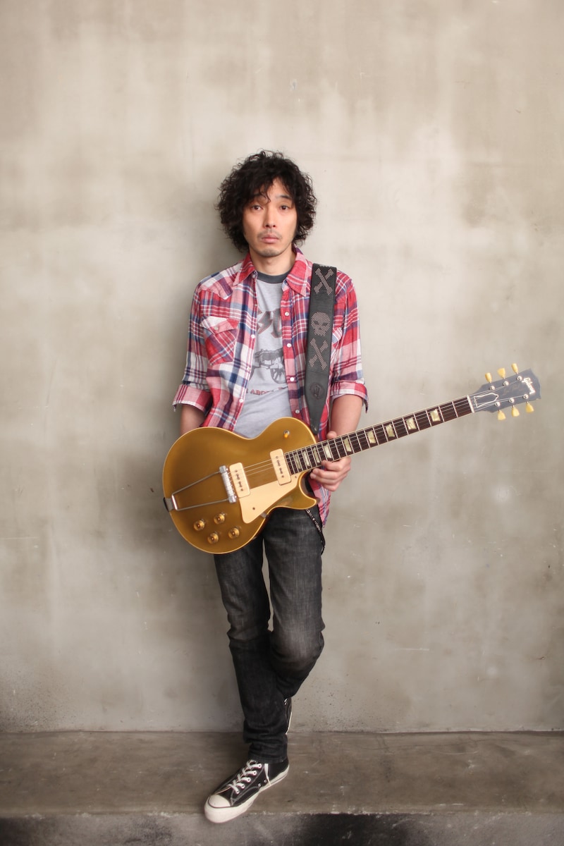 本日もギターを片手に出演したせっちゃん。司会のタモリから、1995年リリースのシングル「ポストにマヨネーズ」について聞かれ「ある日帰ったらポストに1本分ぐらいのマヨネーズが入ってて」と、有名なエピソードを披露。その後「ポストにマヨネーズ」を生で歌い、観客から爆笑まじりの拍手を浴びていた。