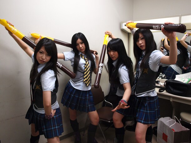 SCANDAL、新曲引っさげPockyイベントに殴り込み - 音楽ナタリー