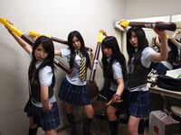 大型Pockyを持って、各々武闘派なポーズを決めるSCANDAL。