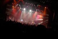 「95％のお客さんがまた来たい！と言っている」ことでおなじみのホフディランのライブ。会場の熱気はかなりのもの。