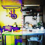 アルバムタイトルの「Symmetoronica」は、Symmetry（対称）とnica（～を内包する音楽）を組み合わせた造語。静寂と轟音、静と動といった対称性を追求した作品に仕上がっている。