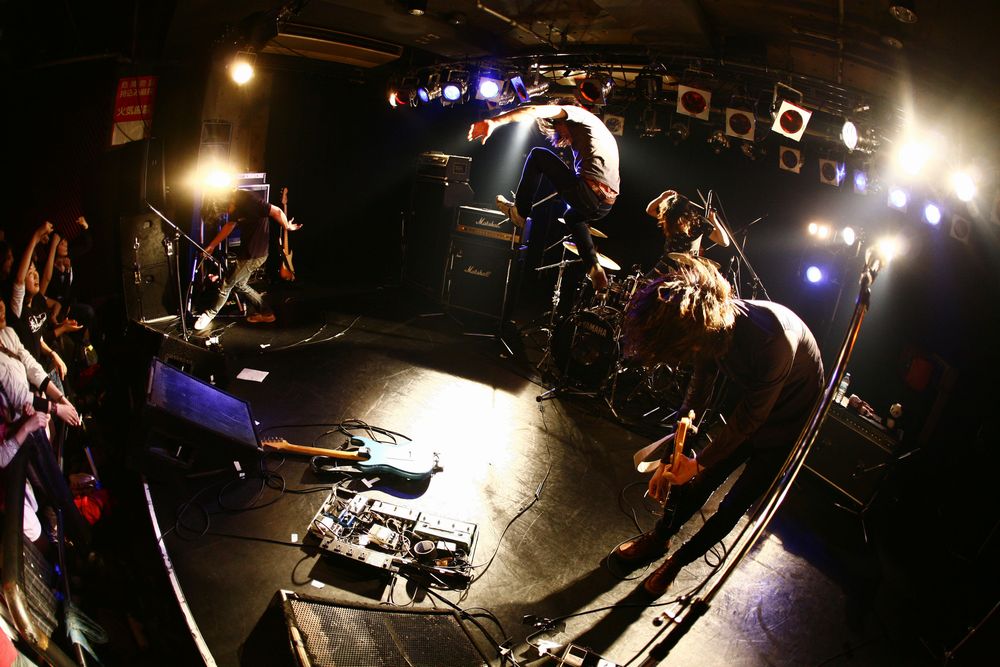 6月10日にDVD付きの新作ミニアルバム「Symmetoronica」をリリースするcinema staff。圧巻のライブパフォーマンスのほか、VJの2人との面白トークにも注目しておこう。