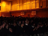 学校の粋な計らいに熱狂する生徒たち。
