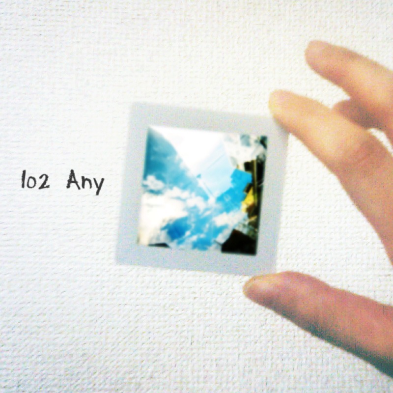 一部店舗で売り切れるほどの人気となっている「102」（写真）。AnyのオフィシャルMySpaceではアルバム収録曲の「ガールズシネマエンド」「星の記憶」「カナリア」の試聴が可能。