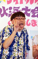 深夜の顔、イジリー岡田が健康的な水泳大会をナビゲート。ベテランの貫禄を感じさせないコミカルな表情はさすが。