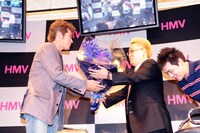 初対面ながらすっかり意気投合した吉川晃司とサンドウィッチマン。