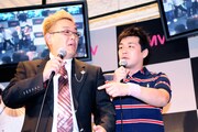 いつもより“かっこいい”服装で登場した伊達みきお（写真左・ツッコミ）。彼は筋金入りの吉川マニアで「一番好きな曲は『INNOCENT SKY』です」とのこと。